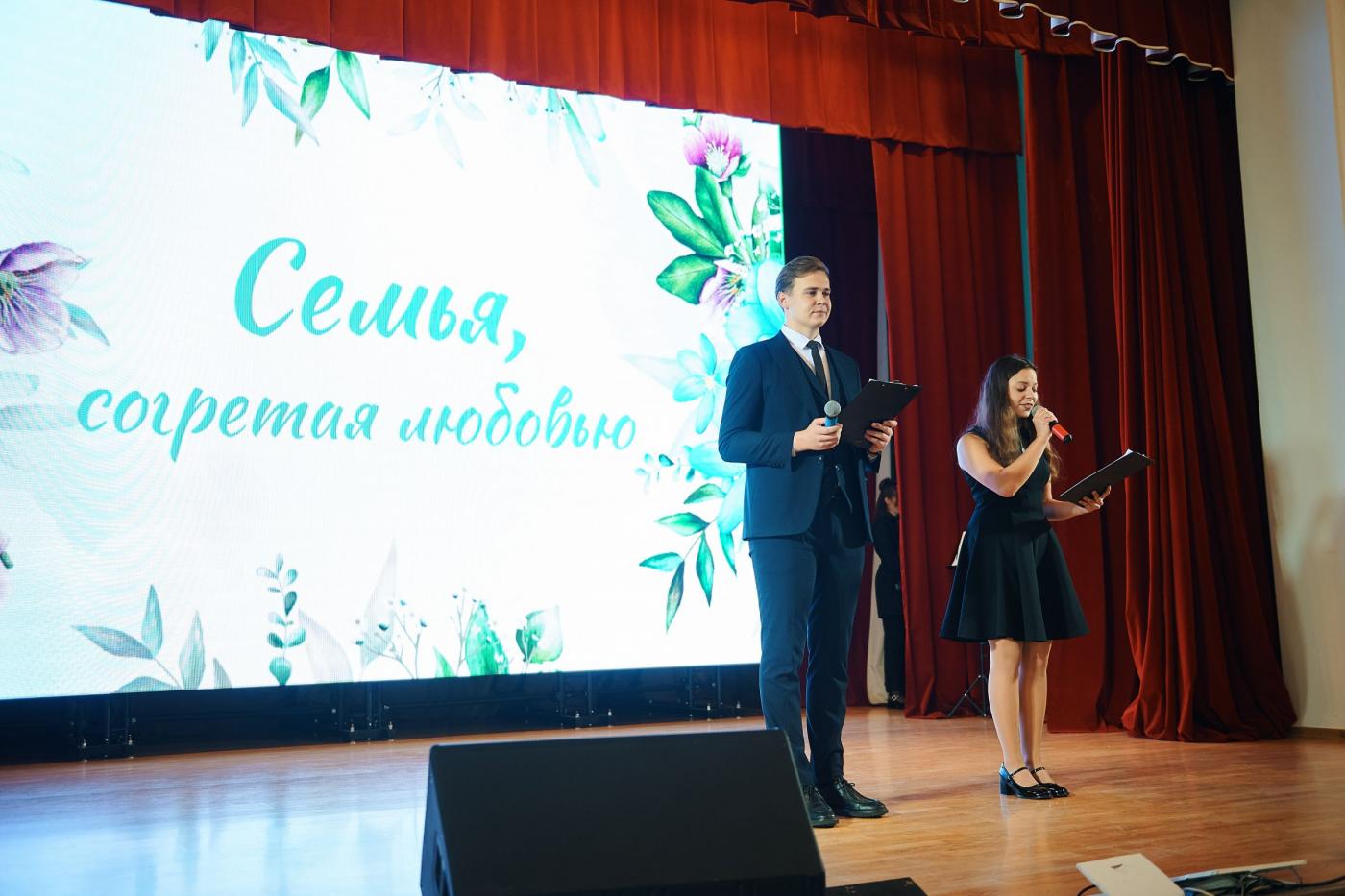 Песни, танцы и море благодарности. Концерт «Семья, согретая любовью» порадовал зрителей в БНТУ
